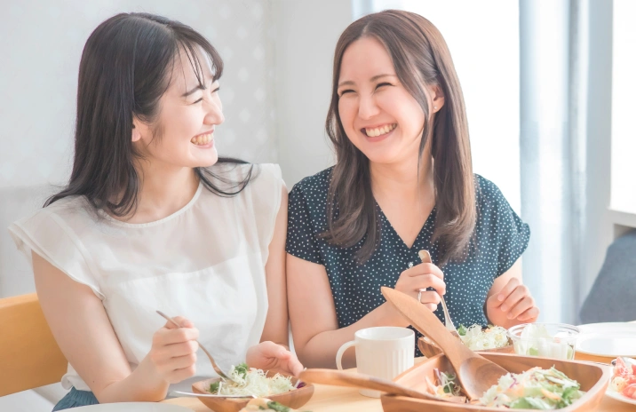 食事を楽しむシーン